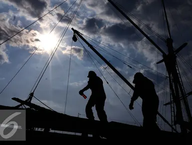 Panas terik matahari dan debu yang berterbangan menjadi sahabat buat mereka para kuli panggul di Pelabuhan Sunda Kelapa yang mungkin sudah melekat puluhan tahun, Jakarta pada 9 agustus 2016. (Liputan6.com/Angga Yuniar)