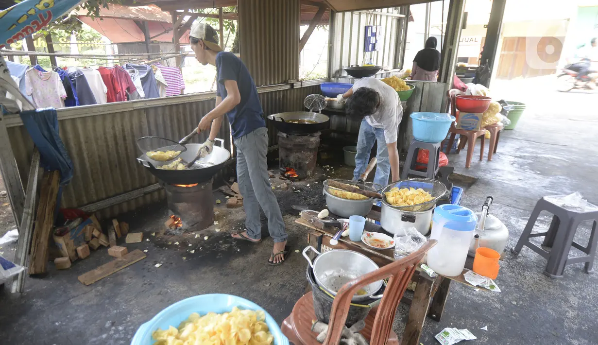 Kesibukan pekerja saat membuat keripik singkong rumahan di Kampung Kopi, Gunung Sindur, Bogor, Jawa Barat, Selasa (8/9/2020). Camilan yang dijual dengan harga Rp 8 ribu hingga Rp 50 ribu tergantung rasa tersebut banyak diminati warga di masa pandemi. (merdeka.com/Dwi Narwoko)