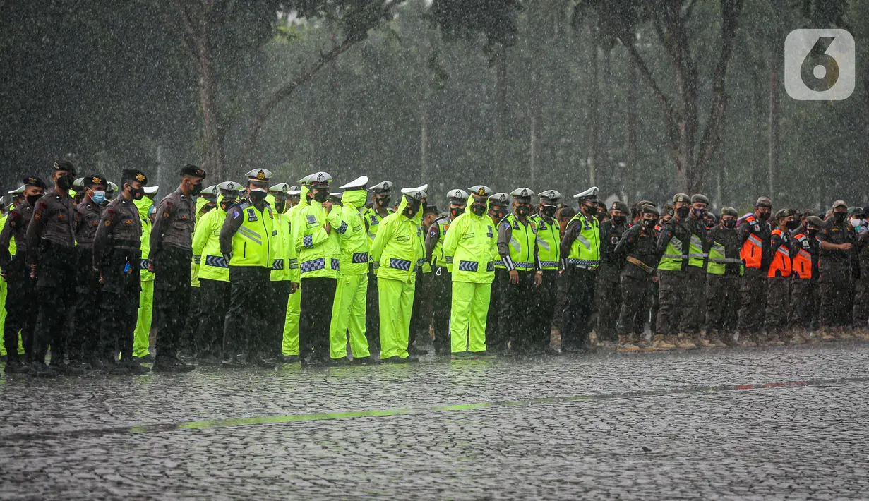 Pasukan gabungan mengikuti gelar pasukan dalam rangka pengetatan PPKM Mikro DKI Jakarta di Lapangan Monas, Jakarta, Jumat (18/6/2021). Gelar pasukan dilakukan sebagai upaya menekan penyebaran COVID-19 di DKI Jakarta yang terus meningkat beberapa hari belakang. (Liputan6.com/Faizal Fanani)