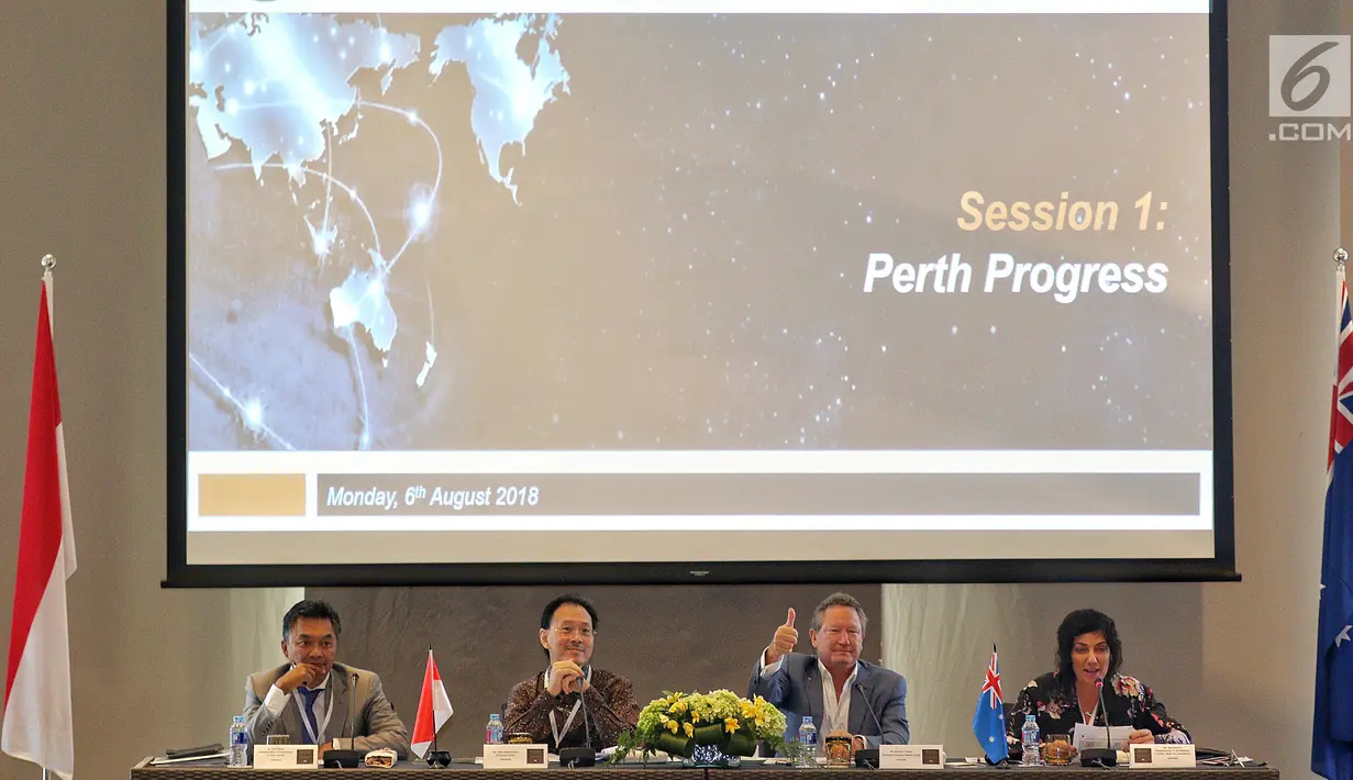 Chairman Fortescue Metals Group, Andrew Forrest (kedua dari kanan) dan President Commissioner Emtek, Eddy Sariaatmadja (kedua kiri) saat hadir pada Process Business Forum 2018, yang diikuti para pebisnis di Bali, Senin (6/8). (Liputan6.com/Johan Tallo)