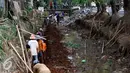 Pekerja menumpuk batu kali yang akan dijadikan sebagai pondasi turap di pinggiran kali Tanah Baru, Jakarta Selatan, Jumat (9/10/2015). Pemerintah kota Jaksel melakukan pemasangan turap untuk mengatasi kelongosoran tanah. (Liputan6.com/Yoppy Renato)