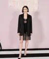 Saat hadiri photocall Emily in Paris pada 12 September 2024 di Paris, Lily Collins kembali tampil edgy serba hitam.  [Dok/Dior].