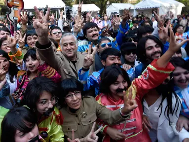 Ratusan orang ambil bagian dalam upaya memecahkan rekor dunia "Guinness World Record" dengan jumlah terbesar orang mengenakan pakaian dan bergaya seperti  The Beatles di sebuah taman di Mexico City, Meksiko 28 November 2015. (AFP PHOTO/ALFREDO ESTRELLA)