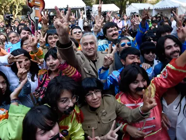 Ratusan orang ambil bagian dalam upaya memecahkan rekor dunia "Guinness World Record" dengan jumlah terbesar orang mengenakan pakaian dan bergaya seperti  The Beatles di sebuah taman di Mexico City, Meksiko 28 November 2015. (AFP PHOTO/ALFREDO ESTRELLA)