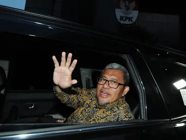 Mantan Gubernur Jawa Barat Ahmad Heryawan alias Aher usai diperiksa oleh penyidik di gedung KPK, Jakarta, Rabu (9/1). Aher diperiksa sebagai saksi untuk tersangka Bupati nonaktif Bekasi Neneng Hasanah Yasin. (Merdeka.com/Dwi Narwoko)