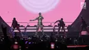 Penyanyi Katy Perry saat membawakan lagu pada konsernya bertajuk Witness: The Tour di ICE BSD, Tangerang Selatan, Sabtu (14/4). Pada lagu pembuka Katy kenakan kostum berwarna emas dan kacamata hitam. (Liputan6.com/Faizal Fanani)