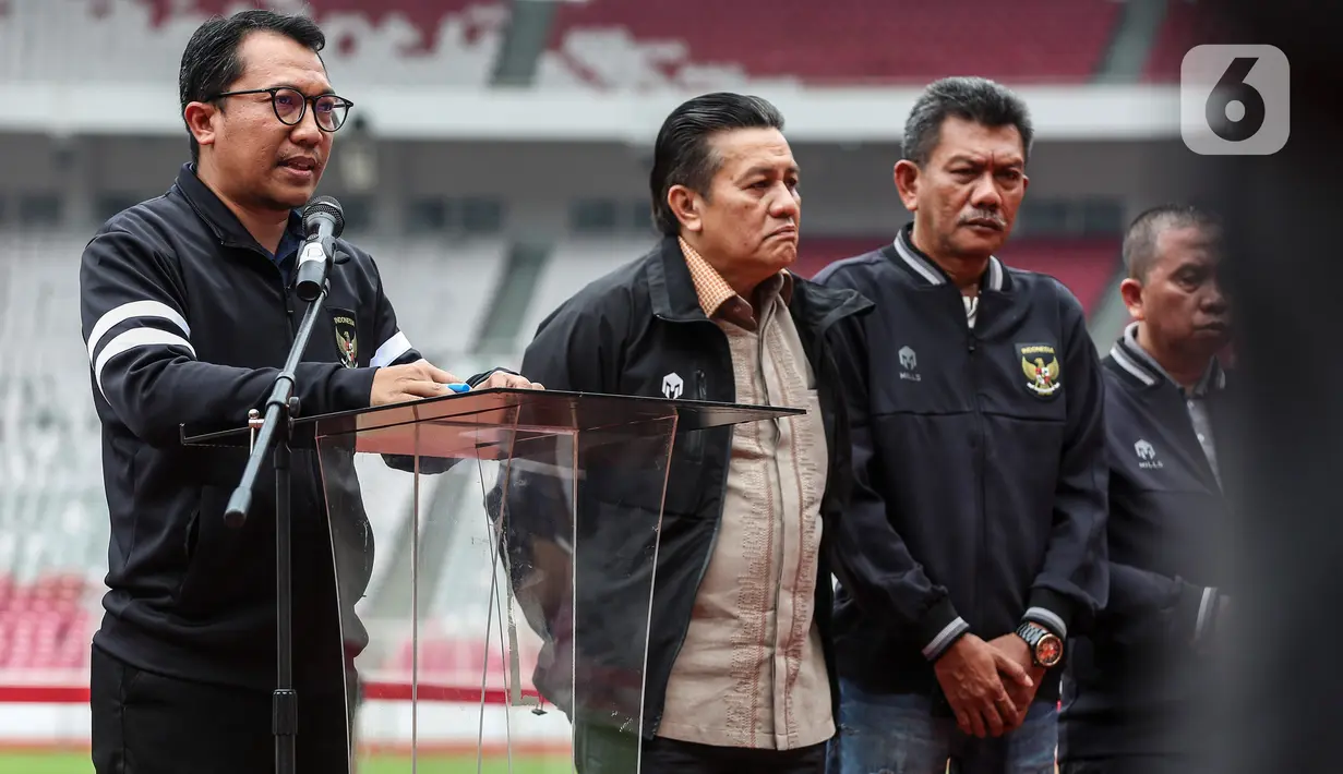 Ketua Komite Pemilihan PSSI Amir Burhanuddin (kiri) dan Ketua Komite Banding pemilihan Gusti Randa (kanan) mengumumkan sejumlah nama calon ketua dan wakil ketua PSSI di Stadion Gelora Bung Karno (SUGBK),  Jakarta, Selasa (31/1/2023). Dengan demikian seluruh nama yang telah masuk pada 19 Januari lalu berhak bersaing di Kongres Luar Biasa PSSI yang akan berlangsung pada 16 Februari. (Liputan6.com/Johan Tallo)