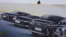 Seorang pekerja mengawasi papan iklan untuk pameran Auto China 2020 yang akan digelar di Beijing, Kamis (24/9/2020). Menandai bangkitnya kembali industri otomotif negara dengan penduduk terbanyak di dunia ini, China mengumumkan siap menggelar Auto China 2020. (AP Photo/Ng Han Guan)