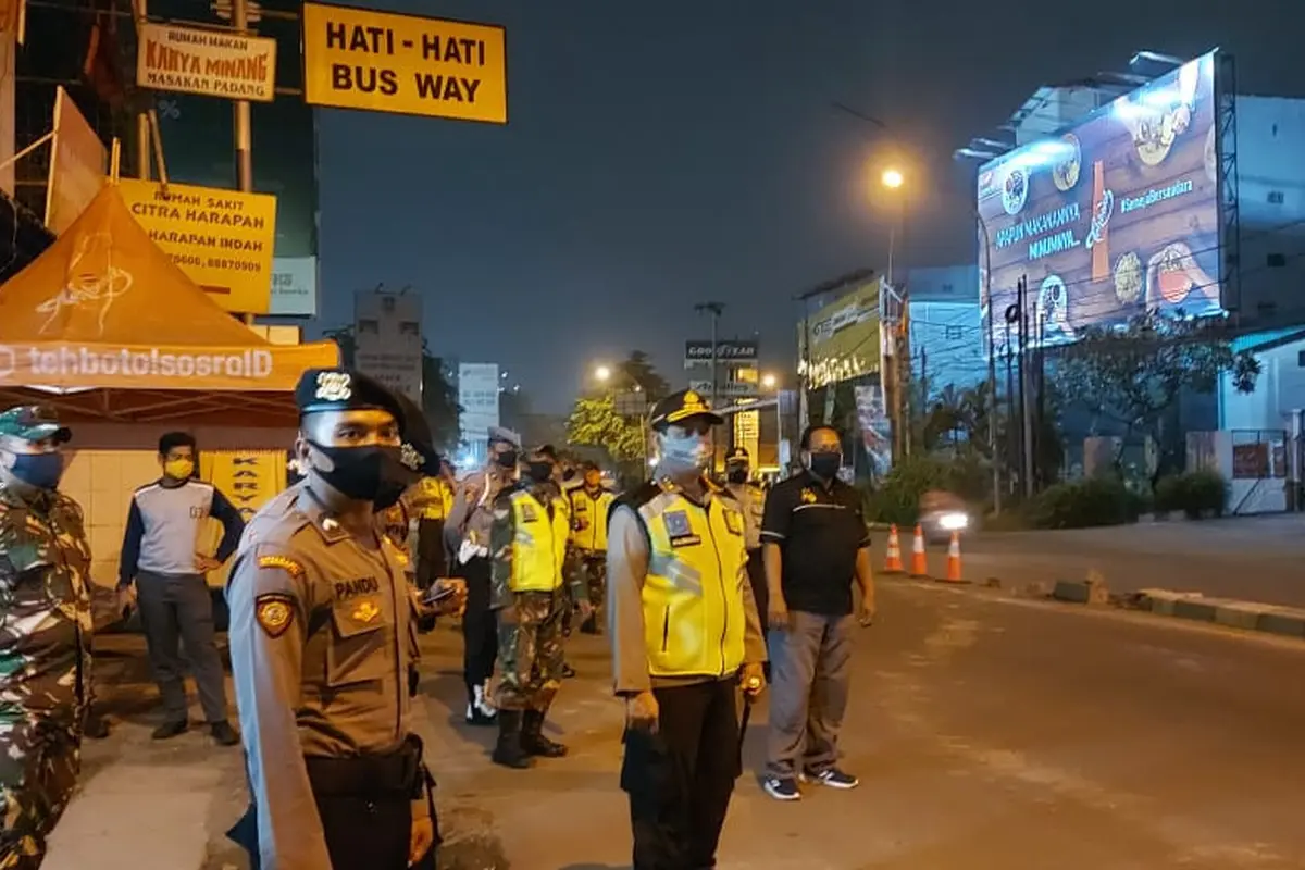 Chek point larangan mudik di Harapan Indah Bekasi dijaga petugas gabungan