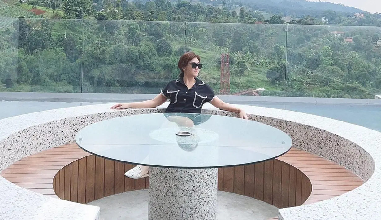 <p>Dhena Devanka mengarungi behtera rumah tangga bersama Ijonk selama 10 tahun. Namun, keduanya harus berpisah pada 17 Februari 2022. (Instagram/dhenaaldhaliadevanka)</p>