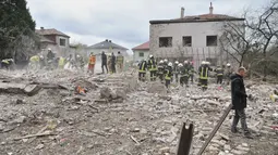 Rusia melancarkan serangan udara besar-besaran ke Ukraina pada Minggu (5/10/2025) dini hari waktu setempat. Tampak dalam foto, beberapa tim penyelamat berupaya mencari korban di reruntuhan rumah yang hancur akibat serangan roket Rusia di pinggiran Lviv, Ukraina, Minggu 5 Oktober 2025. (AP Photo/Mykola Tys)