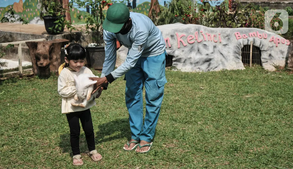 Anak-anak bermain bersama kelinci di Taman Kelinci Bambu Apus, Pusat Pelayanan Kesehatan Hewan dan Peternakan (Pusyankeswannak), Cipayung, Jakarta Timur, Kamis (30/6/2022). Taman Kelinci Bampu Apus  memiliki jumlah kelinci sebanyak 105 ekor yang dapat dikunjungi oleh warga secara gratis dan menjadi wisata edukasi. (Liputan6.com/Iqbal S Nugroho)