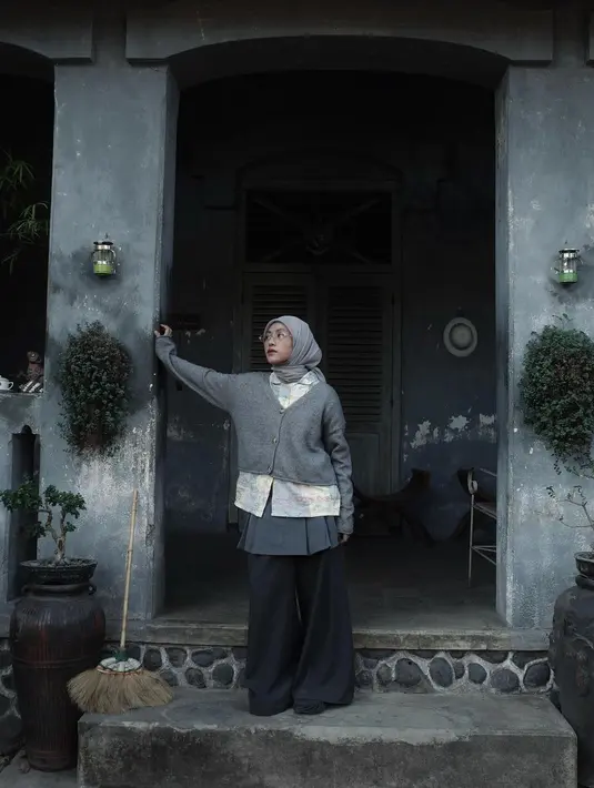 Kenakan 4 layer, Feby Putri padukan kemeja lengan pendek dengan cardigan, rok mini, dan hijab abu-abu. Tak ketinggalan oversized pants sebagai sentuhan khas anak skena [@fbyputrinc]