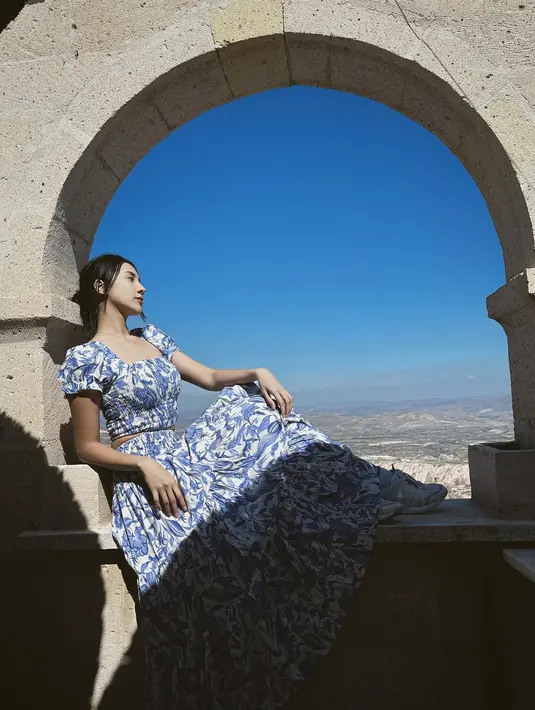 Dalam foto yang dibagikannya kemarin, Anya Geraldine mengenakan set bernuansa biru. Set ini terdiri dari atasan kerut yang cantik dengan rok panjang yang flowy bermotif floral biru-putih. Foto: Instagram.