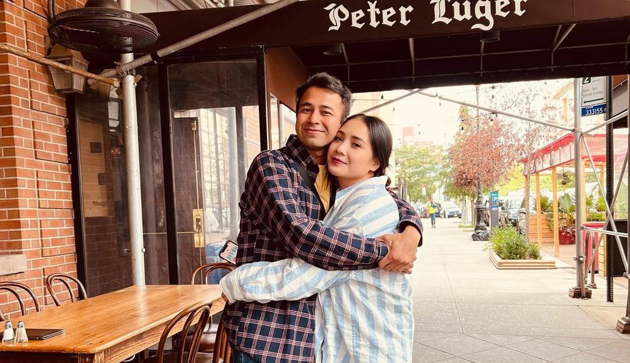 Raffi Ahmad dan Nagita Slavina sah menjadi suami istri pada 17 Oktober 2014. Kini keduanya sudah 8 tahun bersama membina rumah tangga. Momen mesra keduanya saat saling berpelukan menjadi bukti romantisnya pasangan ini. (Liputan6.com/IG/raffinagita1717)