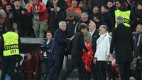 Pelatih Benfica, Jose Mourinho (kiri), dan pelatih Napoli, Antonio Conte, bereaksi di akhir pertandingan fase grup Liga Champions matchday di Estadio da Luz, Lisbon, Kamis (11/12/2025) dini hari WIB. (AFP/Patricia De Melo Moreira)