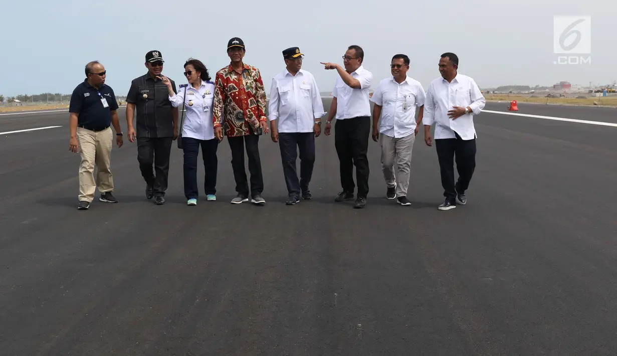 Menhub, Budi Karya Sumadi (kelima kiri) saat meninjau Bandara Internasional Yogyakarta, Kulon Progo, Rabu (24/4). Progres pembangunan Bandara Internasional Yogyakarta hampir 100 persen, sementara progres pembangunan keseluruhannya termasuk domestik mencapai 47 persen. (Liputan6.com/Helmi Fithriansya