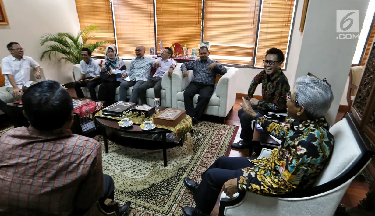 Artis Eko Hendro Purnomo (Eko Patrio) dan para komedian melakukan pertemuan dengan Wamenlu RI A.M. Fachir di Kemenlu Jakarta, Jumat (9/2). Pertemuan terkait ditahannya dua komedian Jatim di Hong Kong, Cak Percil dan Mas Yudo. (Liputan6.com/Fery Pradolo)