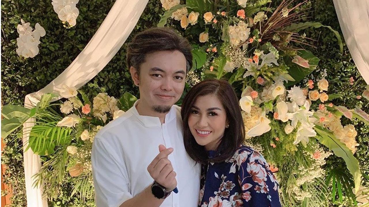 7 Potret Mesra Nisya Ahmad dan Suami yang Jarang Terekspos