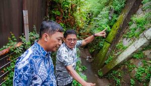 Kepala Dinas PUPR Kota Tangerang Taufik Syahzaeni dan Wali Kota Tangerang Sachrudin berbincang saat mengecek saluran air di pemukiman terkait penanganan banjir. (Antara)