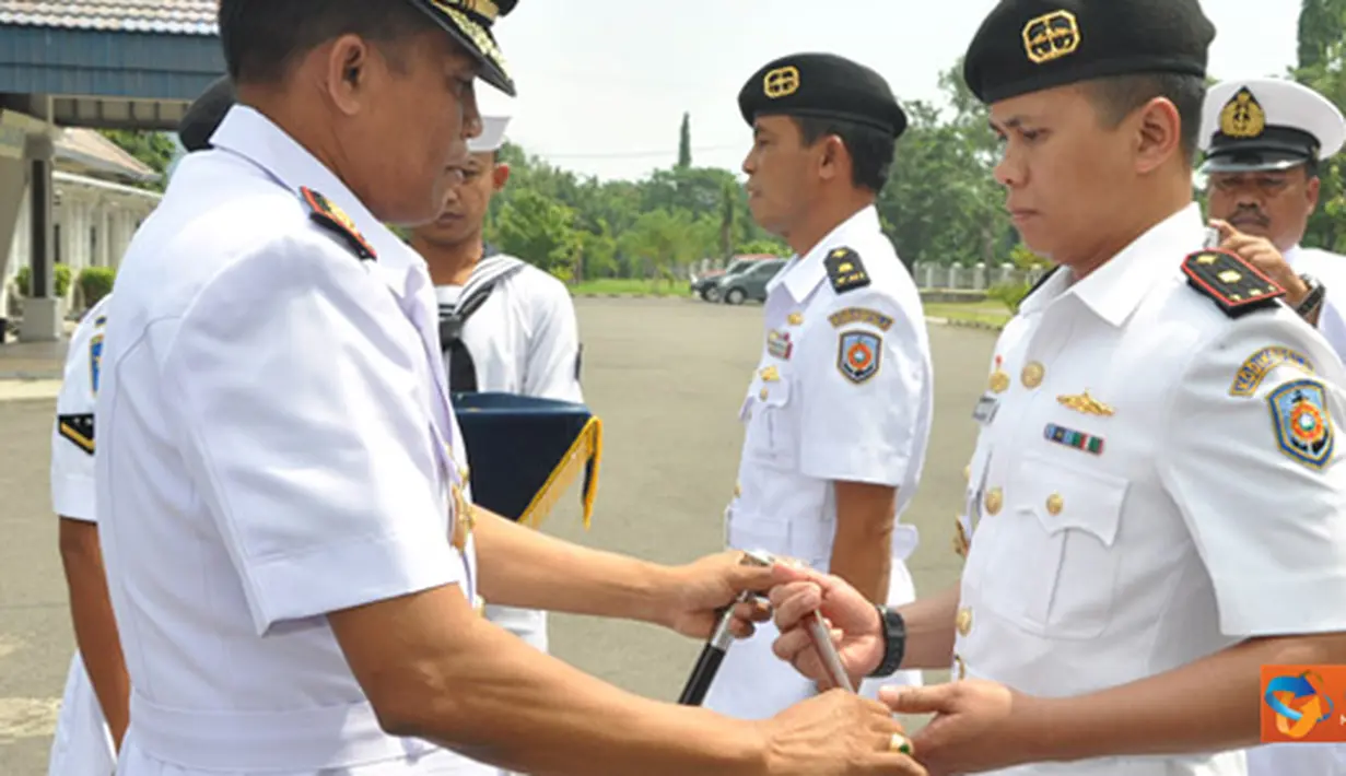 Citizen6, Surabaya: Prosesi sertijab sekolah pencetak prajurit Sub Marine ini,  dipimpin Komandan Pusat Pendidikan Khusus (Dan Pusdiksus) Kolonel Laut  (P) Zaenal Akbar. (Pengirim: Penkobangdikal)