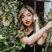 Agar penampilan makin stunning, yuk cek warna lipstik terbaik untuk setiap zodiak menurut Astrolog! [pexels/kaylacameron]