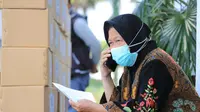 Wali Kota Surabaya Tri Rismaharini telepon warga Surabaya yang termasuk OTG, ODP, PDP  (Foto: Liputan6.com/Dian Kurniawan)