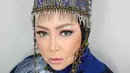 Nuansa biru untuk style busana Melly kali ini sangat unik. Dengan headpiece bernuansa unik dengan aksen rantai yang satu ini membuat look Melly sangat berbeda. Namun yang pasti, tetap nyentrik. (Instagram/melly_goeslaw)