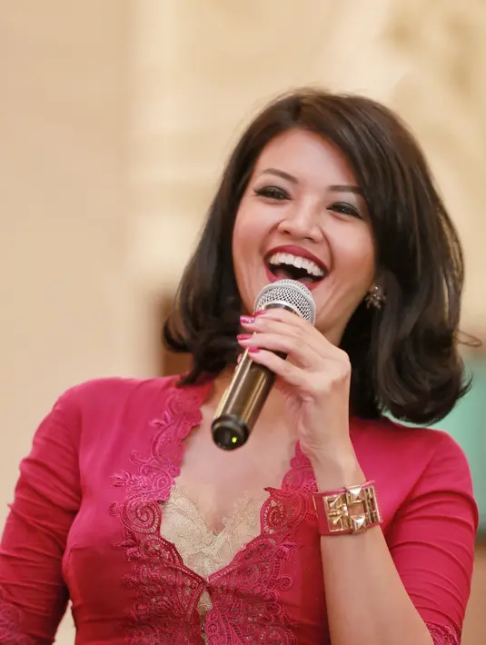 Diakui Farah Quinn, bahwa keluarganya juga telah mengenal pria yang kini menjadi kekasihnya tersebut. Tapi hingga sekarang ini, ia mengaku belum memiliki target kapan akan menikah. (Adrian Putra/Bintang.com)