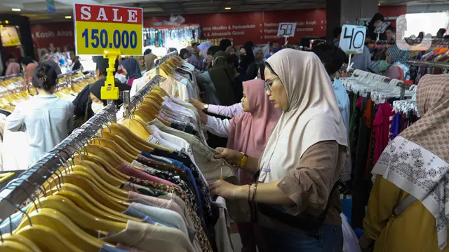 Warga Padati Pasar Tanah Abang Jakarta