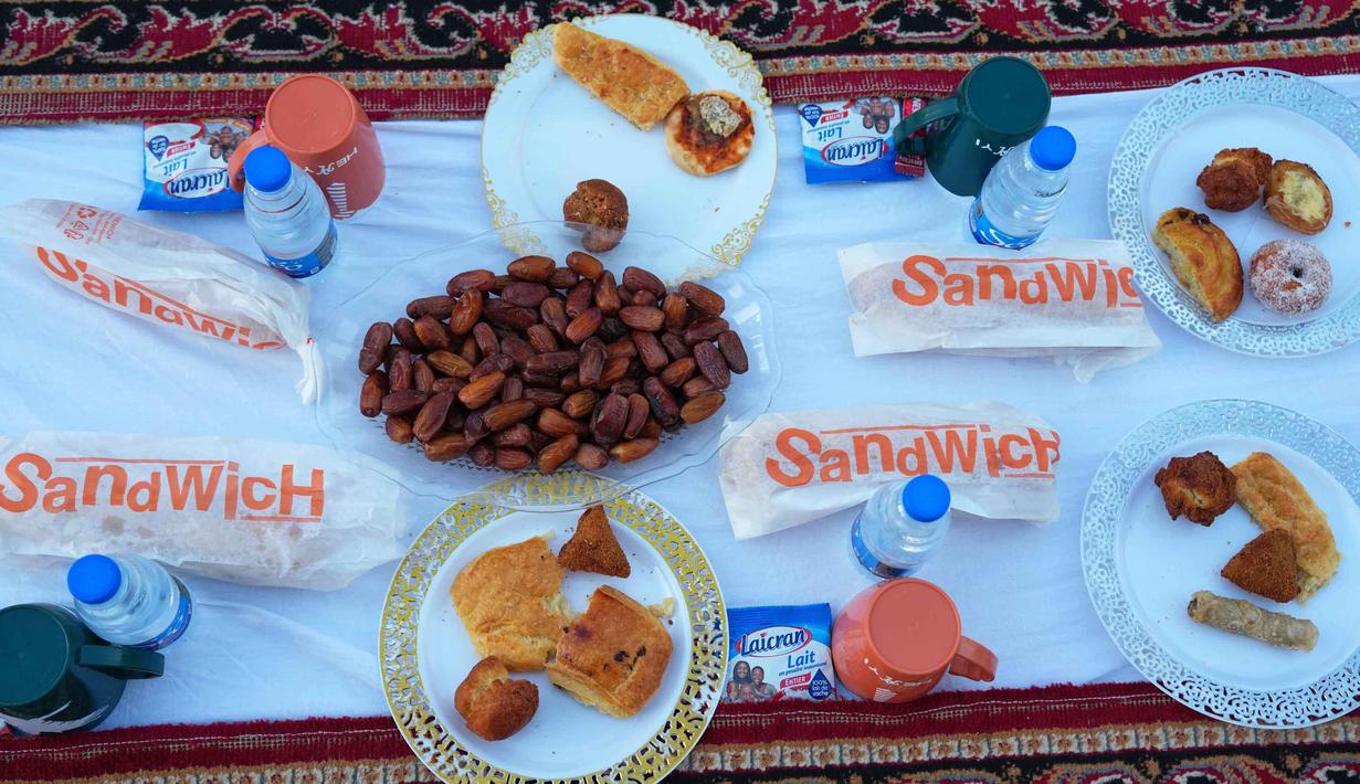 Di Senegal, momen berbuka puasa disebut Ndogou dalam bahasa Wolof. Menu khas yang disajikan seringkali berupa kurma, roti, dan minuman ringan. Tampak dalam foto, beberapa makanan yang disajikan untuk berbuka puasa selama bulan suci Ramadan, di Dakar, Senegal, Kamis, 5 Maret 2026. (AP Photo/Misper Apawu)