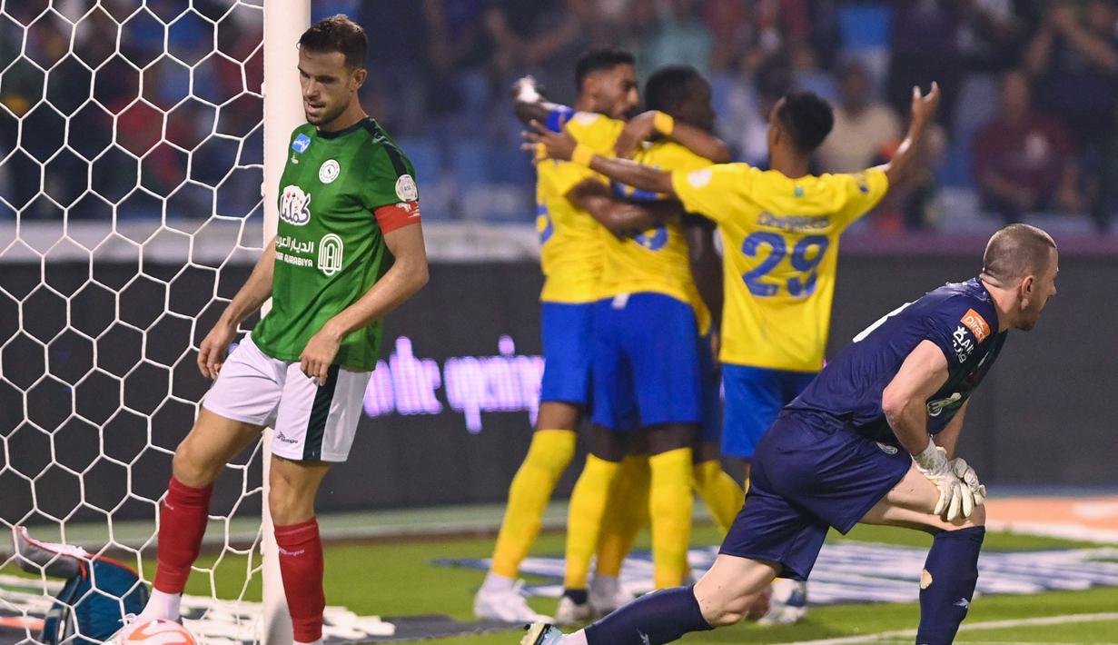 Reaksi pemain Al-Ettifaq, Jordan Henderson setelah timnya kebobolan dari Al-Nassr saat laga pekan pertama Liga Arab Saudi 2023/2024 di Prince Mohamed bin Fahd Stadium, Dammam, Selasa (15/08/2023) dini hari WIB. (AFP/Ali Alhaji)
