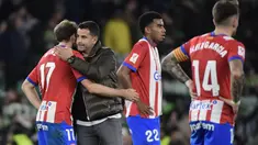 Pelatih Girona Michel menyemangati anak asuhnya Daley Blind pada akhir laga pekan 18 Liga Spanyol 2023/2024 melawan Real Betis di Stadion Benito Villamarin, Jumat (22/12/2023) dinihari WIB. (CRISTINA QUICLER / AFP)