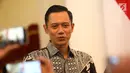 Ketua Kogasma Partai Demokrat Agus Harimurti Yudhoyono atau AHY memberi keterangan usai bertemu dengan Presiden Joko Widodo atau Jokowi di Istana Merdeka, Jakarta, Kamis (2/5/2019). AHY dan Jokowi bertemu secara tertutup. (Liputan6.com/Angga Yuniar)