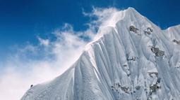 Dalam foto yang diambil pada 15 Oktober 2025 ini, seorang pendaki gunung Prancis melakukan perjalanan ke puncak Jannu East yang menjadi pendakian pertama ke puncak setinggi 7.468 meter di Nepal timur. (Thibaut MAROT/AFP)