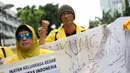 Ikatan Keluarga Besar UI (IKB UI) menggelar aksi solidaritas untuk dokter Robiah Khairani Hasibuan atau Ani Hasibuan di Kampus Universitas Indonesia, Jakarta, Jumat (17/5). Massa membentangkan spanduk berisi tandatangan dukungan untuk Ani Hasibuan. (Liputan6.com/Immanuel Antonius)