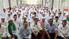 Menteri Hukum dan Hak Asasi Manusia (Menkumham) RI, Yasonna Laoly duduk bersama penghuni Lapas Klas 1 Malang, Senin (5/6). Dalam kunjungannya Yasonna Laoly sekaligus meresmikan pondok pesantren At Taubah di Lapas Klas 1 Malang. (Liputan6.com/JohanTallo)