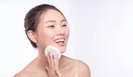 Dari Siang hingga Malam, Ini Tips Pilih Loose Powder agar Makeup Anti Longsor