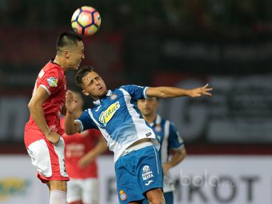 Pemain Persija Jakarta, Arthur Irawan (kiri) berduel dengan pemain RCD Espanyol pada laga persahabatan di Stadion Patriot, Bekasi, (19/7/2017). Persija kalah 0-7. (Bola.com/Nicklas Hanoatubun)