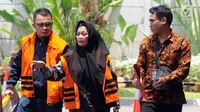 Anggota DPRD Sumut nonaktif Helmiati (tengah) dan Ketua Fraksi PAN DPRD Lampung nonaktif Agus Bhakti Nugroho (kiri) tiba di Gedung KPK, Jakarta, Rabu (31/10). Keduanya akan menjalani pemeriksaan lanjutan. (Merdeka.com/Dwi Narwoko)