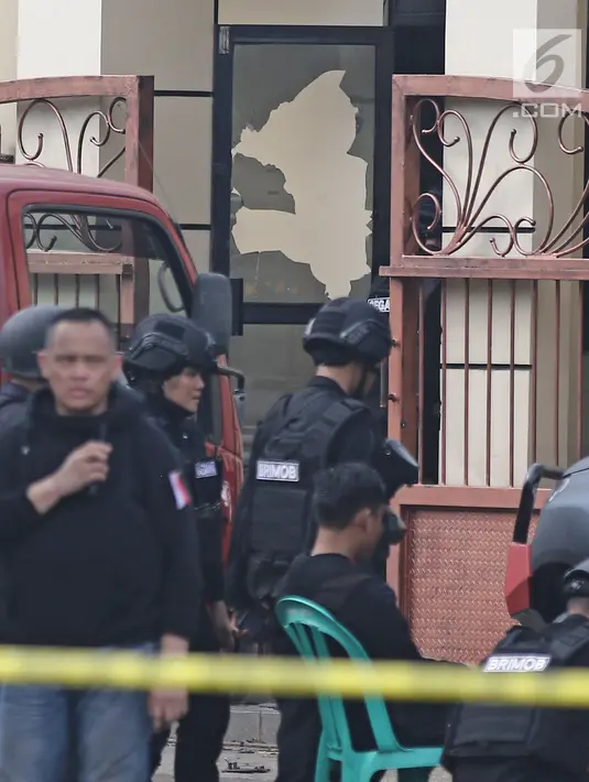 Tim Gegana Brimob melakukan pengamanan di depan Rutan Cabang Salemba Mako Brimob seusai operasi penanggulangan di Depok, Kamis (10/5). Polri telah menghentikan operasi penanggulangan penyanderaan pada Kamis pukul 07.15. (Liputan6.com/Herman Zakharia)