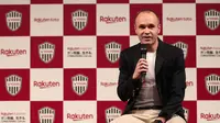 Andres Iniesta memberikan keterangan kepada awak media saat perkenalan bersama Vissel Kobe di Tokyo, (24/5/2018). Andres memilih bergabung dengan Vissel Kobe selama tiga musim. (AFP/Behrouz Mehri)