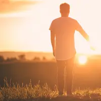 Ilustrasi laki-laki dan perempuan bergandengan tangan (pixabay)