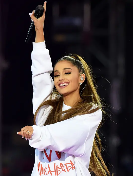Penyanyi Ariana Grande menggelar konser amal bertajuk "One Love Manchester" di Manchester, Minggu (4/6). Bersama sejumlah musisi, Ariana Grande mengumpulkan uang bagi para korban ledakan pada akhir konsernya yang terjadi 22 Mei silam. (Dave Hogan via AP)