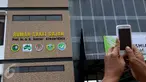 Pengunjung mengabadikan Rumah Sakit Gajah (RSG) menggunakan HP di Taman Nasional Way Kambas, Lampung, Kamis (5/11/2015). RSG merupakan pertama di Indonesia yang digagas empat tahun yang lalu. (Liputan6.com/Fery Pradolo)