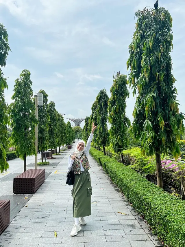 6 Gaya Hijab Nycta Gina yang Warna-Warni dan Ceria, Bikin Selalu Terlihat Muda