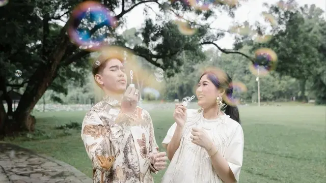 Erina Gudono bermain bubbles (Instagram/erinagudono)