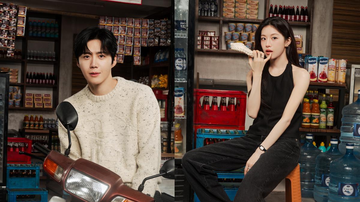 Potret Kim Seon Ho - Go Yoon Jung Bergaya Bak Warlok, Nongkrong di Warung hingga Jajan Cilok