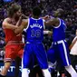 Center Chicago Bulls, Robin Lopez (kiri), terlibat baku pukul dengan forward Toronto Raptors, Serge Ibaka. (Bola.com/Twitter/BleacherReport)