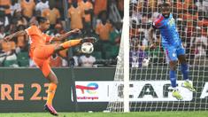 Pemain Pantai Gading, Sebastien Haller, mencetak gol ke gawang Kongo pada laga semifinal Piala Afrika di Alassane Ouattara Olympic Stadium, Kamis (7/2/2024). Tuan rumah pantai Gading menang dengan skor tipis 1-0. (AFP/Franck Fife)